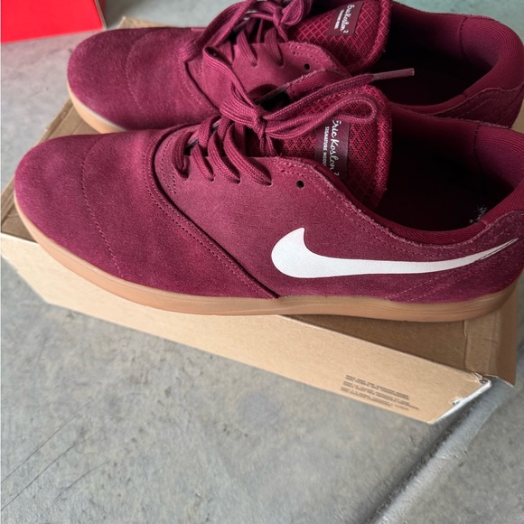 Nike Men's Burgundy Sneakers - Picture 1 of 1
